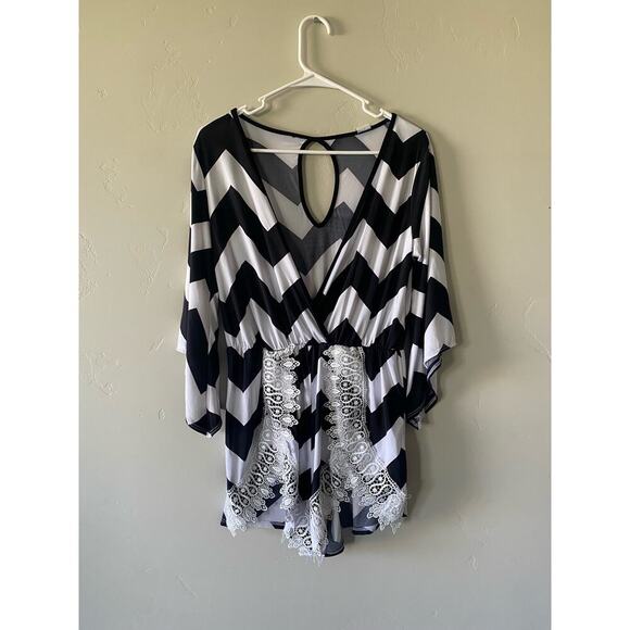 Black and White Chevron Print V-Neck Romper- size medium - Picture 6 of 9
